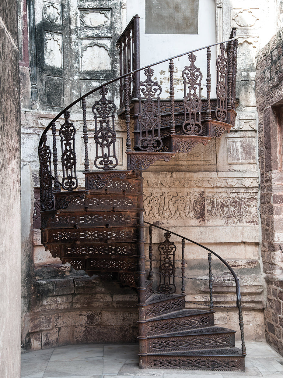 Antiguo lienzo de escalera de encaje de hierro