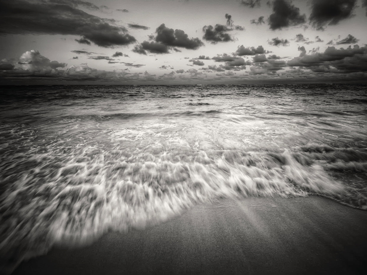Corriendo en el arte de la lona de la playa de las olas