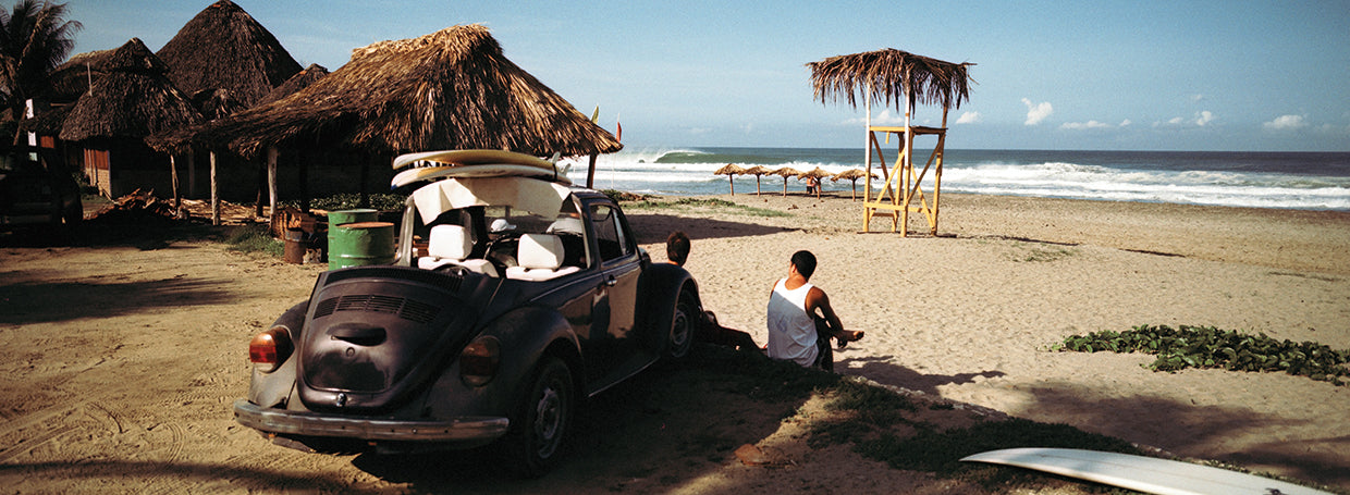Surfistas en la playa de Zicatela Lienzo