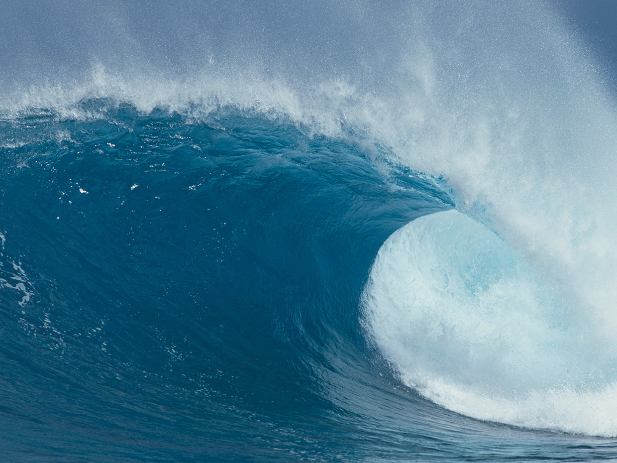 Waves splashing in the sea