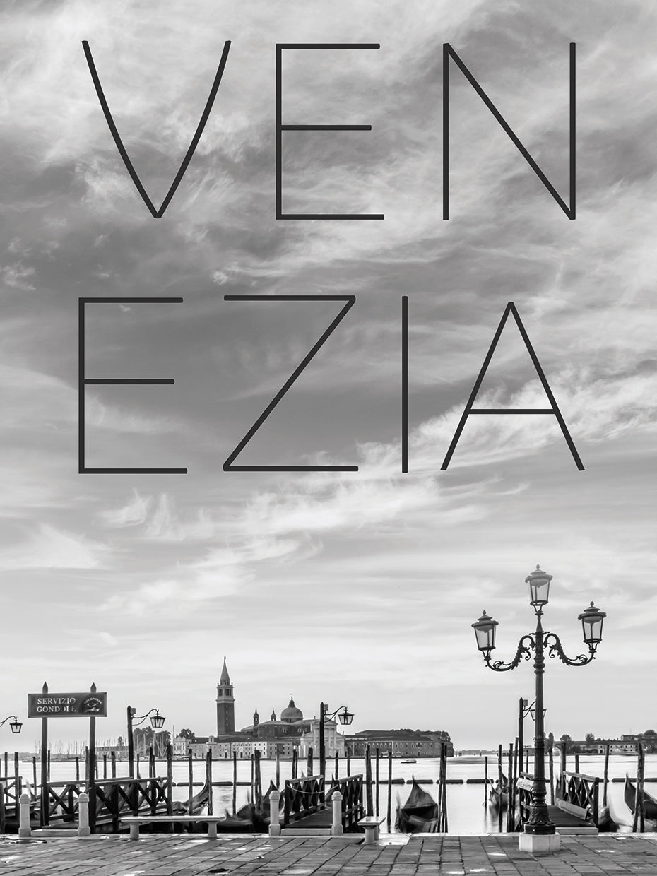 VENICE Gondolas in the early morning | Text & Skyline