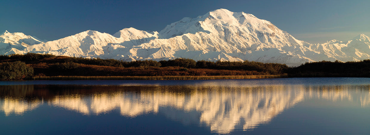 Reflejo de montañas cubiertas de nieve sobre el agua, Mt McKinley, Parque Nacional Denali, Alaska, EE. UU. Lienzo