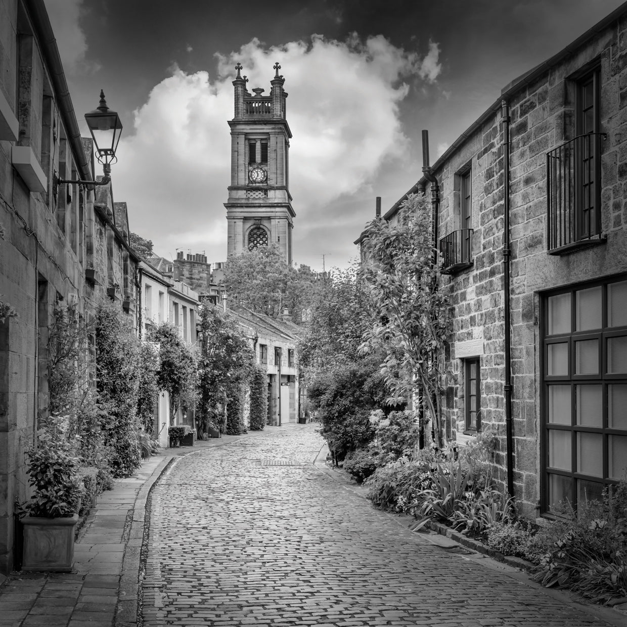 EDINBURGH Circus Lane - Monochrome