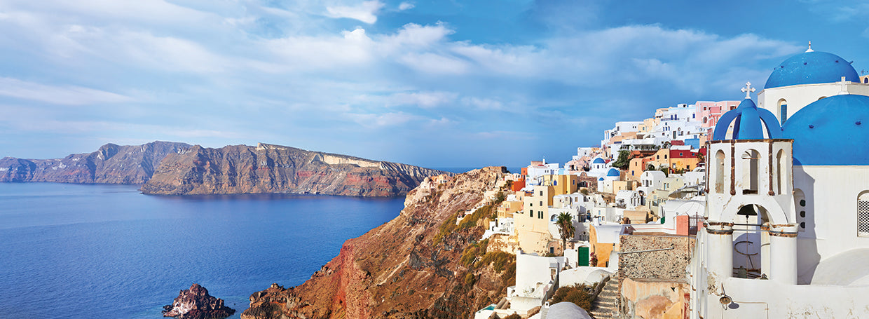 Santorini Overlooks the Sea