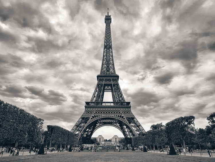 La Torre Eiffel despeja el arte de la lona de las nubes