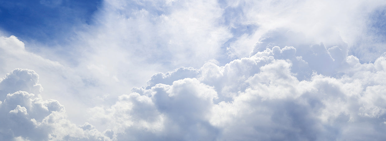 Lienzo de nubes de verano frescas y esponjosas