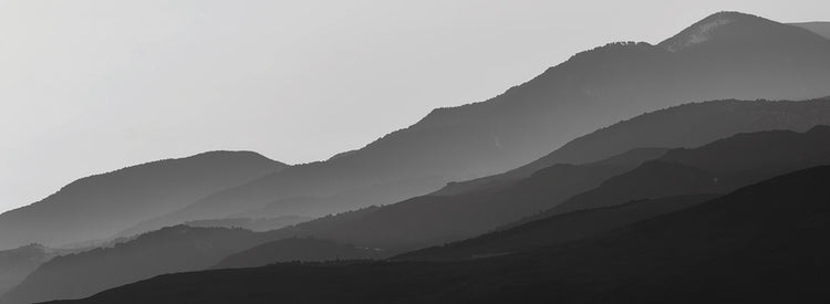Lienzo de paisaje montañoso plateado español