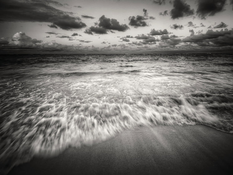 Corriendo en el arte de la lona de la playa de las olas