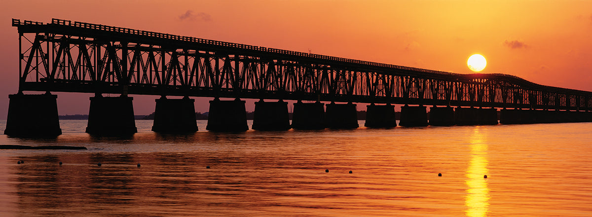 Puente de ferrocarril al atardecer
