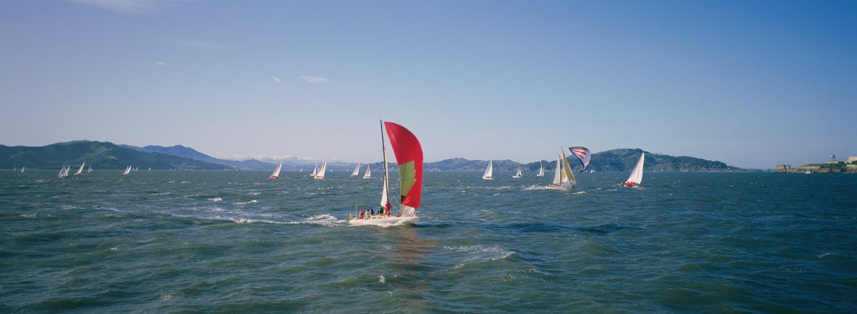 Velero rojo en la bahía Lienzo