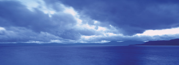 Nube de tormenta sobre el lago Lienzo