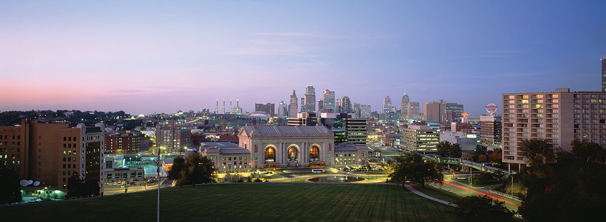 Kansas City iluminado al anochecer Lienzo