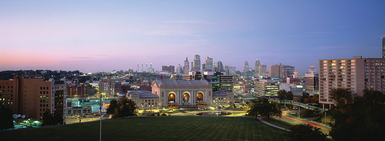 Kansas City iluminado al anochecer Lienzo