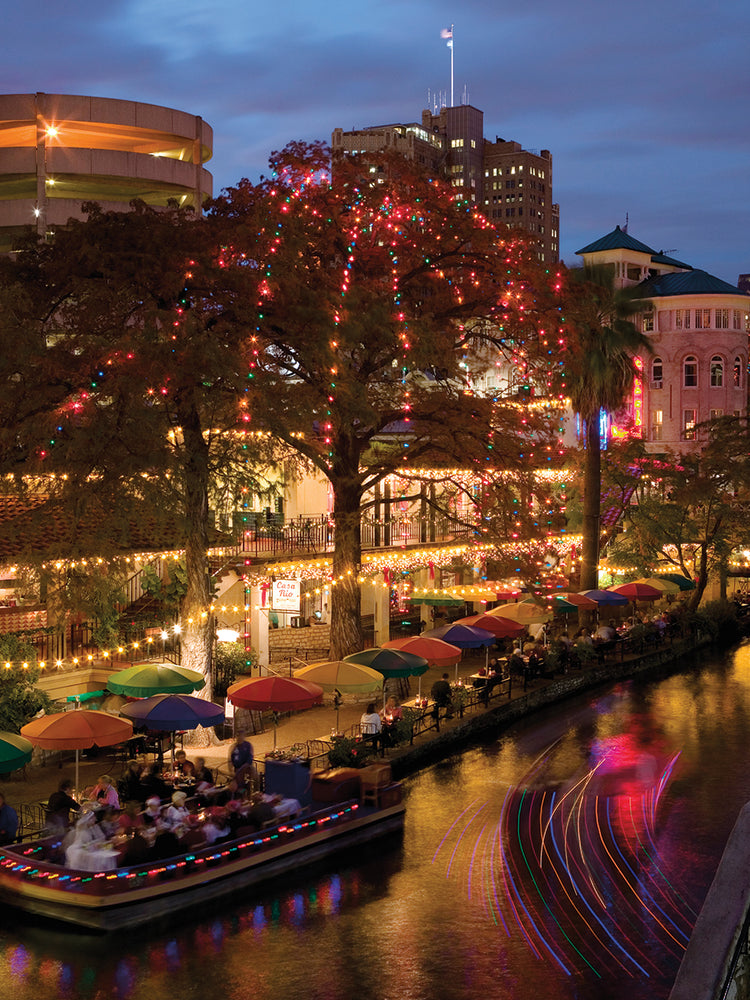 Restaurante San Antonio frente al río Lienzo