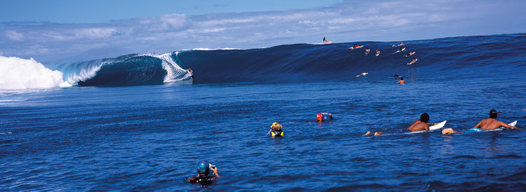 Surfistas en el mar de la Polinesia Lienzo