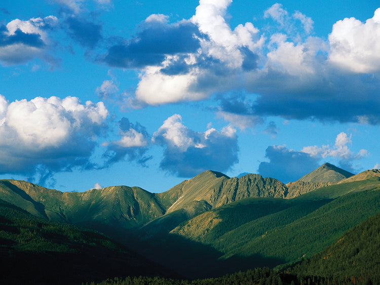 Nubes altas sobre las montañas rocosas Lienzo