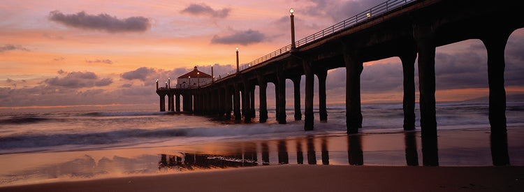 Hut on Manhattan Beach Pier