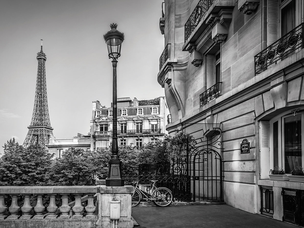 Monochrome Parisian Charme