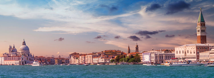VENICE Idyllic evening impression Panorama