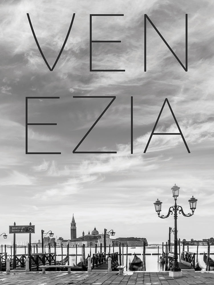 VENICE Gondolas in the early morning | Text & Skyline