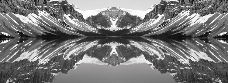 Reflejo de montañas en un lago, Bow Lake, Parque Nacional Banff, Alberta, Canadá Lienzo