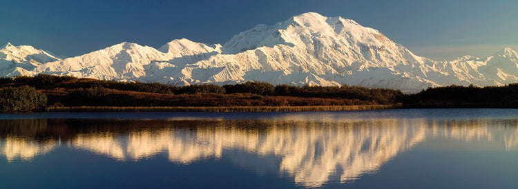 Reflejo de montañas cubiertas de nieve sobre el agua, Mt McKinley, Parque Nacional Denali, Alaska, EE. UU. Lienzo
